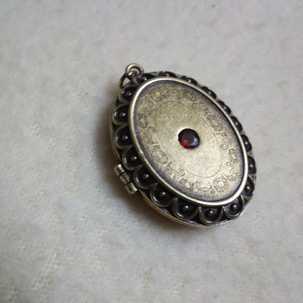 Locket - Picture 3 of 3